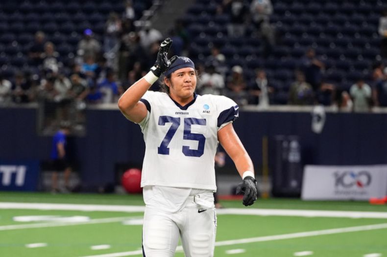 ARCHIVO - El jugador de los Dallas Cowboys Shiyazh Pete saluda a los aficionados tras un entrenamiento de NFL el 26 de agosto de 2026, en Frisco, Texas. (AP Foto/Tony Gutierrez, Archivo)