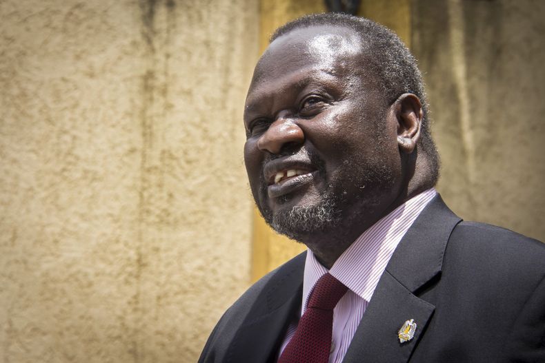 El líder rebelde sursudanés Riek Machar habla a la prensa en Adis Abeba, Etiopía, tras llegar a un acuerdo de paz con el gobierno, el 31 de agosto del 2015. (AP Photo/Mulugeta Ayene)