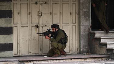 americateve | Un soldado israel&iacute; apunta a manifestantes palestinos tras una concentraci&oacute;n a favor del presidente palestino Mahmud Abbas en la ciudad cisjordana de Hebr&oacute;n el lunes, 17 de marzo del 2014. (Foto AP/Nasser Shiyoukhi)