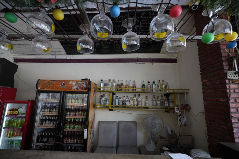 El bar vacío del hostal Nana Backpackers en Vang Vieng, Laos, el viernes 22 de noviembre de 2024. (AP Foto/Anupam Nath)