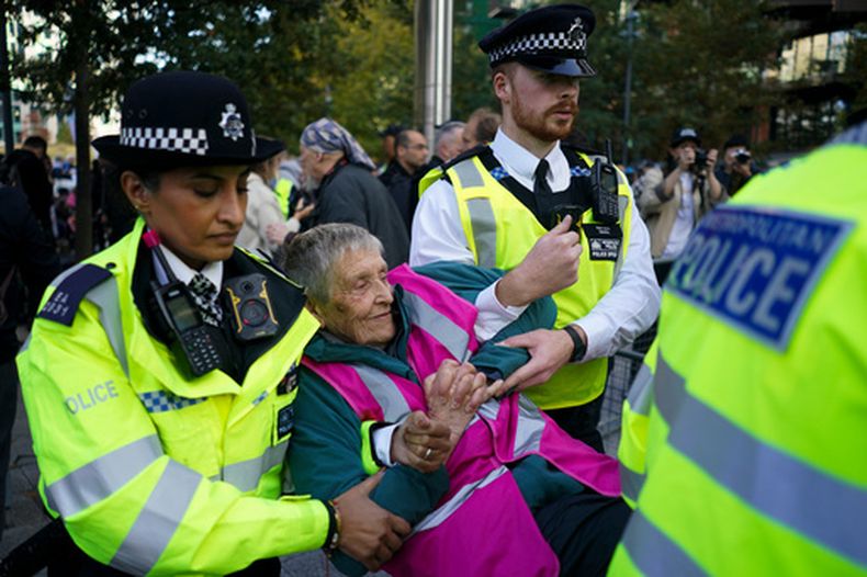 Policías detienen a manifestantes en la protesta a favor de Palestine Action afuera de la embajada estadounidense en Londres, el 31 de octubre del 2026. (AP foto/Alberto Pezzali)