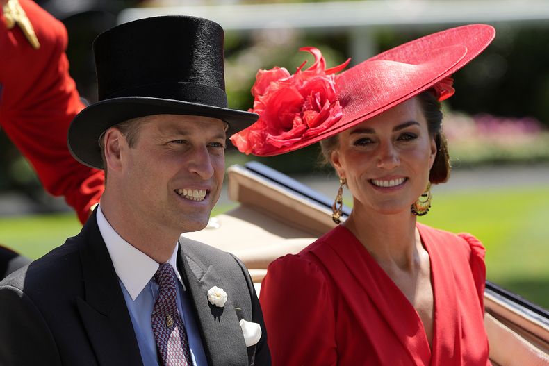 ARCHIVO - El príncipe Guillermo de Gran Bretaña y Kate, princesa de Gales, llegan a la reunión de carreras de caballos del Royal Ascot, en el hipódromo de Ascot, Inglaterra, el 23 de junio de 2023. (Foto AP/Alastair Grant, archivo)