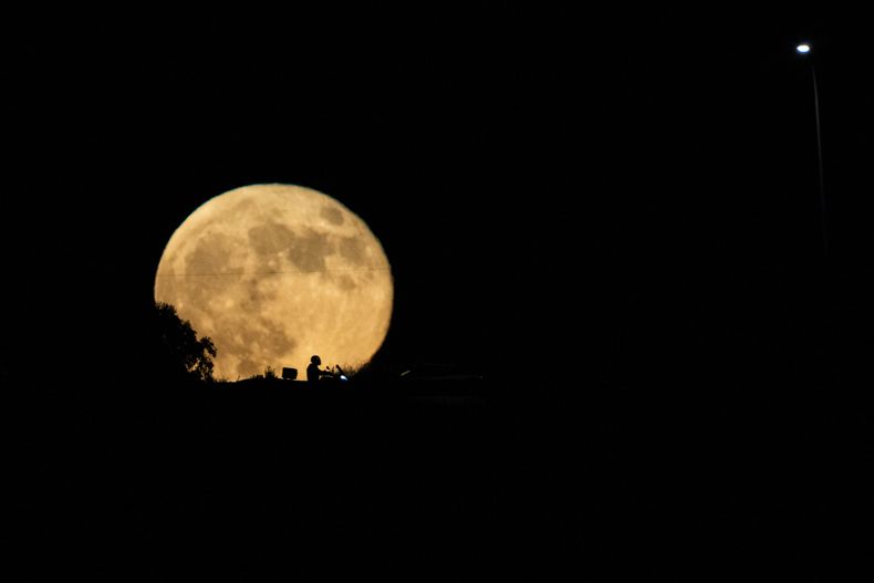 Vista de la Luna en Tel Aviv, Israel, el 18 de septiembre de 2024. (AP Foto/Ariel Schalit, Archivo)