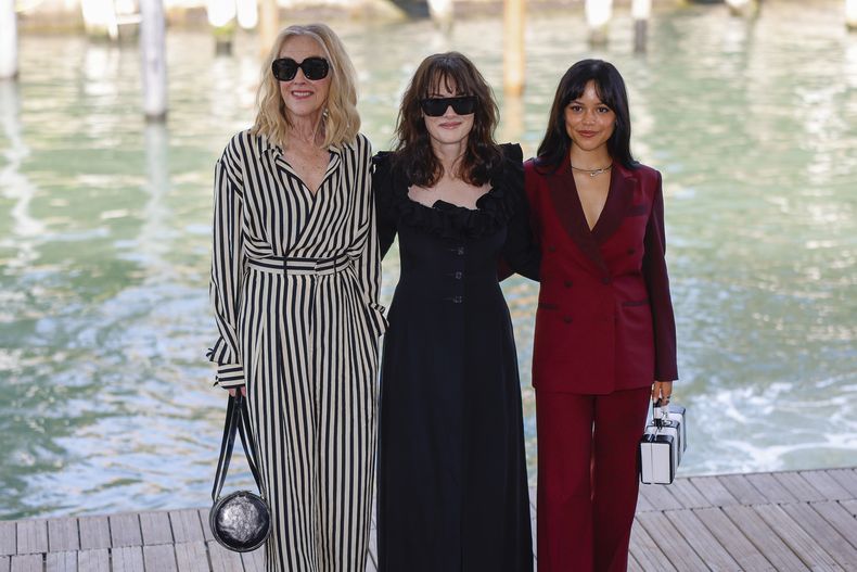 Catherine OHara, de izquierda a derecha, Winona Ryder y Jenna Ortega posan para fotógrafos a su llegada a la conferencia de prensa de la película Beetlejuice Beetlejuice durante la 81ª edición del Festival de Cine de Venecia en Venecia, Italia, el miércoles 28 de agosto de 2024.(Foto Vianney Le Caer/Invision/AP)