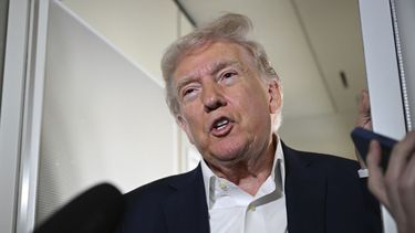 El presidente de EEUU, Donald Trump, habla con reporteros a bordo del avión presidencial Air Force One en su viaje hacia el Aeropuerto Internacional de Palm Beach, en Florida, el viernes 11 de abril de 2025. (Pool vía AP)