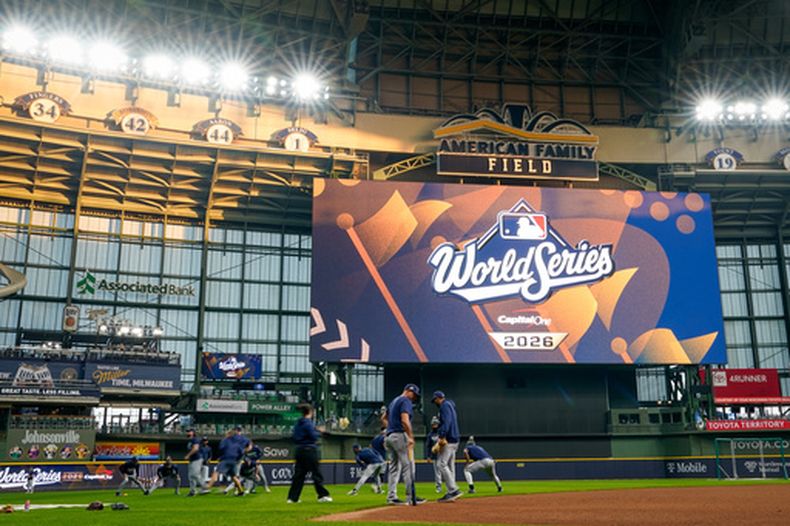 Jugadores de los Rays de Tampa Bay entrenan durante el día de medios de la Serie Mundial de béisbol, el jueves 22 de octubre de 2026, en Milwaukee, previo al primer juego entre los Cerveceros de Milwaukee y los Rays de Tampa Bay. (Foto AP/Kayla Wolf)