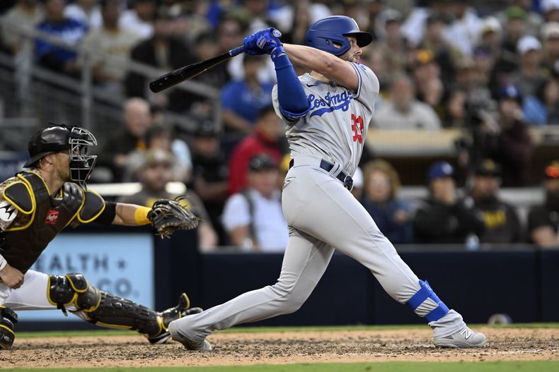 Michael Busch, de los Dodgers de Los Ángeles, pega un hit ante los Padres, en San Diego, el domingo 7 de mayo de 2023. (AP Foto/Alex Gallardo)