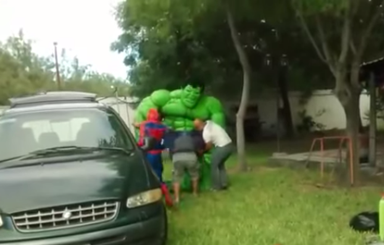 Una grabación muestra las dificultades que sufre una persona dentro de la botarga del superhéroe durante un show infantil