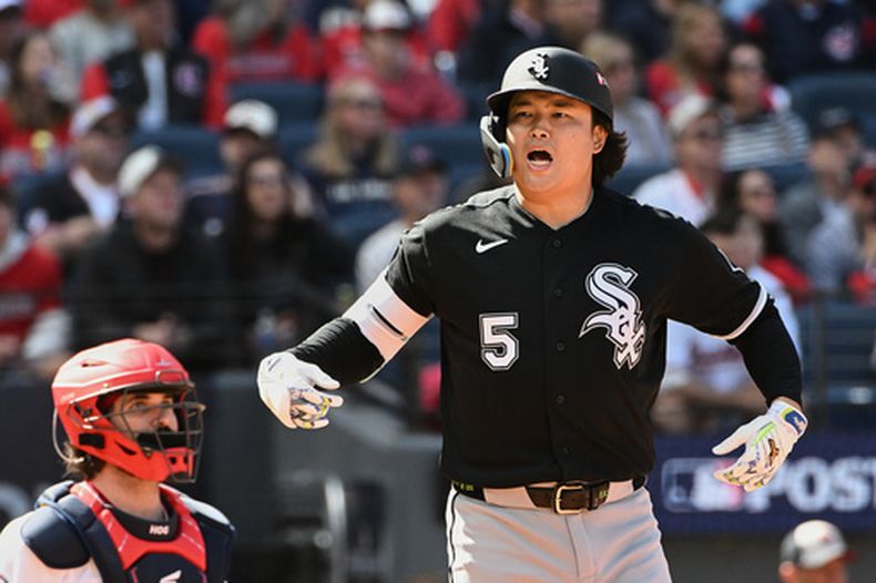 Munetaka Murakami, de los Medias Blancas de Chicago, festeja luego de batear un jonrón de dos carreras en el primer juego de la serie divisional ante los Guardianes de Cleveland, el sábado 3 de octubre de 2026 (AP Foto/Phil Long)