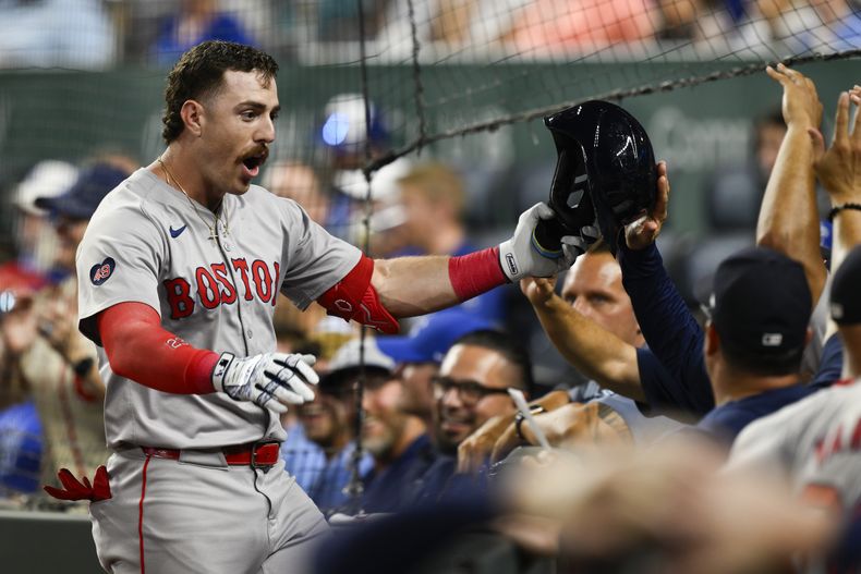Romy Gonzalez, de los Medias Rojas de Boston, celebra su jonrón de tres carreras durante la séptima entrada del juego de béisbol en contra de los Reales de Kansas City, el lunes 5 de agosto de 2024, en Kansas City Missouri. (AP Foto/Reed Hoffmann)