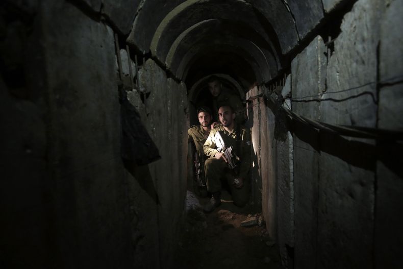 ARCHIVO - Soldados israelíes recorren un túnel descubierto cerca de la frontera Israel-Gaza, 13 de octubre de 2023. Un extenso laberinto de túneles construidos por el grupo extremista Hamas se extiende a lo largo de la densamente poblada franja y oculta a los combatientes, su arsenal de cohetes y a más de 200 rehenes que ahora retiene tras el ataque sin precedentes del 7 de octubre contra Israel.(AP Foto/Tsafrir Abayov, File)