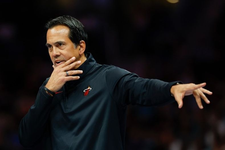 El entrenador en jefe de los Heat de Miami, Erik Spoelstra, dirige a su equipo durante la primera mitad de un juego de baloncesto de la NBA contra los Hornets de Charlotte en Charlotte, Carolina del Norte, el viernes 6 de marzo de 2026. (Foto AP/Nell Redmond)