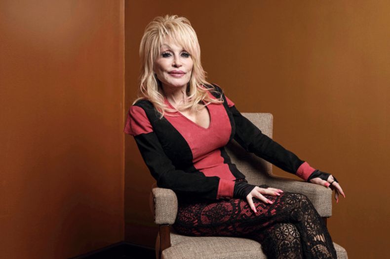ARCHIVO - Dolly Parton posa en la ceremonia de la Medalla Carnegie de Filantropía en Nueva York, el 13 de octubre de 2022. (Foto AP/Andres Kudacki, archivo)