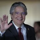 El presidente de Ecuador, Guillermo Lasso, saluda a los medios tras asistir a la Cumbre Sudamericana en el palacio de Itamaraty en Brasilia, Brasil, el martes 30 de mayo de 2023. Lasso anunció el 2 de junio de 2023 que no participará como candidato a la reelección presidencial en los comicios anticipados, tras su decisión de disolver la Asamblea y acortar su mandato. (AP Foto/André Penner)