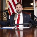 El vicepresidente de Estados Unidos, JD Vance, presenta un episodio de The Charlie Kirk Show en la Casa Blanca, tras el asesinato del titular del programa, el lunes 15 de septiembre de 2025, en Washington. (Doug Mills/The New York Times vía AP, Pool)