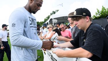 El ala defensiva de los Saints de Nueva Orleans, Cameron Jordan (94), interactúa con los aficionados después de la práctica en el campamento de entrenamiento de fútbol americano del equipo en Metairie, Luisiana, el jueves 30 de julio de 2026. (Foto AP/Ella Hall)