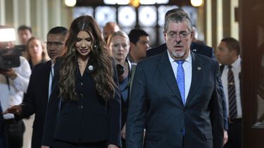 La secretaria de Seguridad Nacional de Estados Unidos, Kristi Noem, y el presidente de Guatemala, Bernardo Arévalo, caminan hacia una reunión en el Palacio Nacional de la Cultura en la ciudad de Guatemala, el jueves 26 de junio de 2025. (Anna Moneymaker/Pool Foto vía AP)