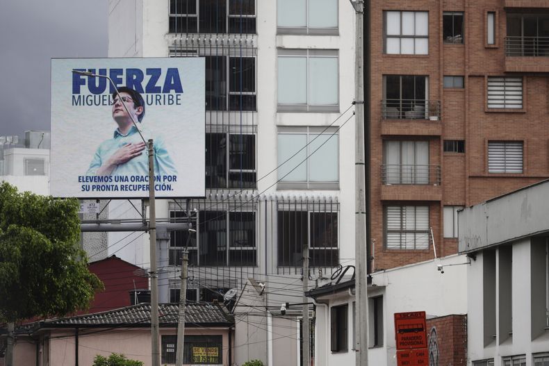 Una valla con la imagen del senador colombiano Miguel Uribe Turbay, herido de bala en un mitin político, en Bogotá, Colombia, el martes 10 de junio de 2025. (Foto AP/Iván Valencia)