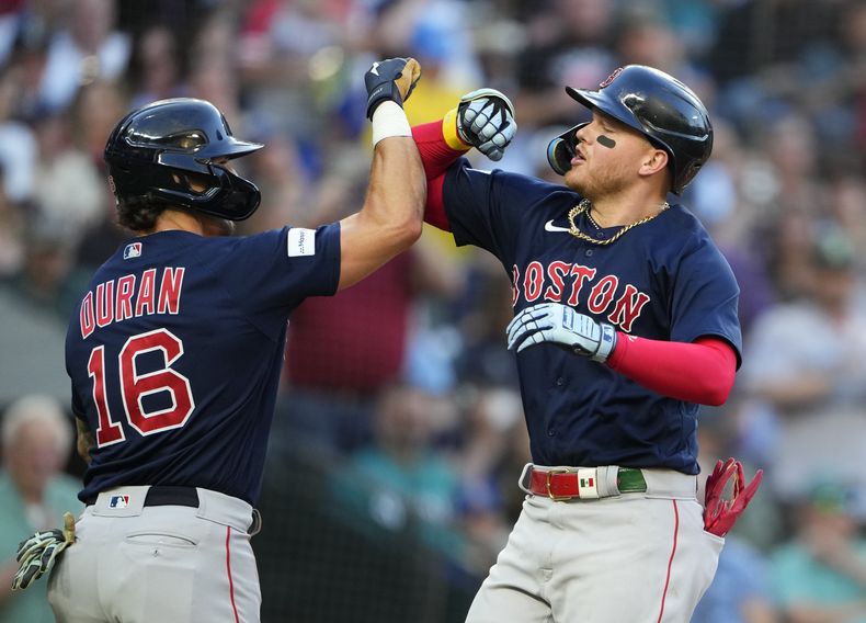 Jarren Durán felicita al mexicano Alex Verdugo, quien pegó un jonrón ante los Marineros de Seattle el martes 1 de agosto de 2023 (AP Foto/Lindsey Wasson)