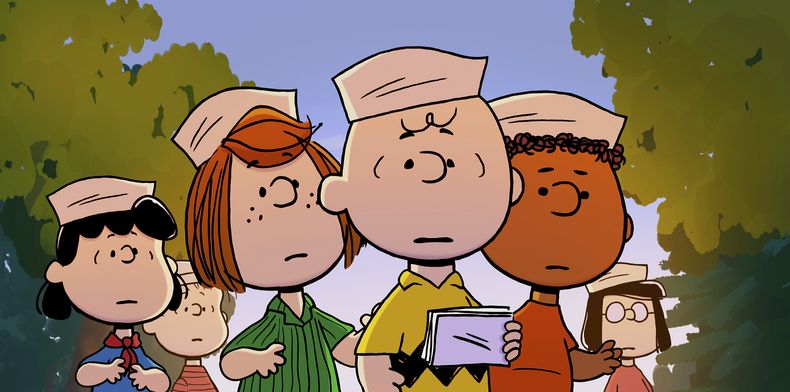 Esta imagen publicada por Apple TV+ muestra a los personajes, de izquierda a derecha, Lucy, Linus, Peppermint Patty, Charlie Brown, Franklin y Marcie en una escena de Snoopy Presents: A Summer Musical. (Apple TV+ via AP)