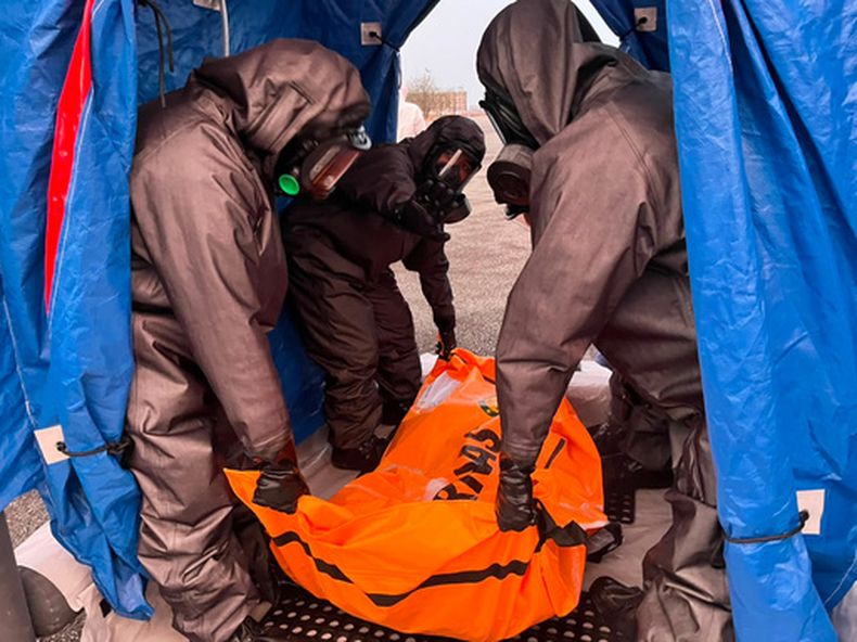 En esta imagen publicada por la Agencia Nacional Indonesia de Búsqueda y Rescate (BASARNAS), rescatistas cargan el cuerpo de una víctima del naufragio de un ferry este mes, a su llegada a Banjarmasin, en Kalimantan del Sur, Indonesia, el domingo 27 de septiembre de 2026. (BASARNAS via AP)
