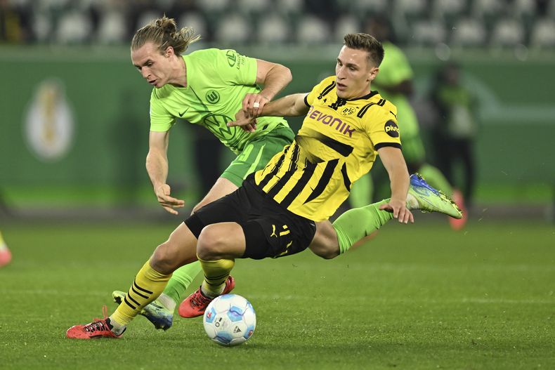 Nico Schlotterbeck, del Borussia Dortmund, disputa un balón con Patrick Wimmer, del Wolfsburgo, en un partido de la Copa de Alemania, el martes 29 de octubre de 2024 (Swen Pförtner/dpa via AP)