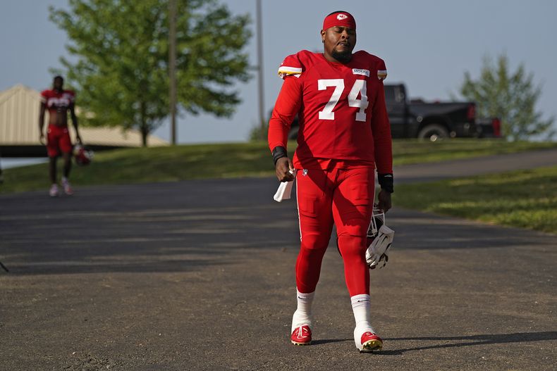 El offensive tackle de los Chiefs de Kansas City Jawaan Taylor llega al campamento de entrenamiento del equipo el sábado 29 de julio del 2023. (AP Foto/Charlie Riedel)