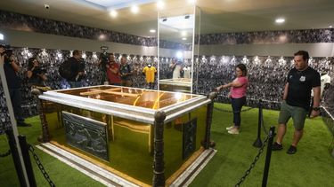 Aficionados parados juntos a la tumba del exfutbolista brasileño Pelé en el Mausoleo construido en el Cementerio Necropole Ecumenica Memorial en Santos, Brasil el lunes 15 de mayo del 2023. (AP Foto/Andre Penner)