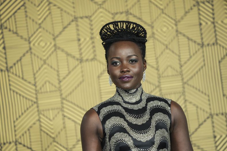 ARCHIVO - Lupita Nyongo posa a su llegada al estreno de la película Black Panther: Wakanda Forever en Londres, el jueves 3 de noviembre de 2022. Nyongo presidirá el jurado en el Festival Internacional de Cine de Berlín en febrero de 2024, anunciaron los organizadores el lunes 11 de diciembre de 2023. (Foto Scott Garfitt/Invision/AP, archivo)