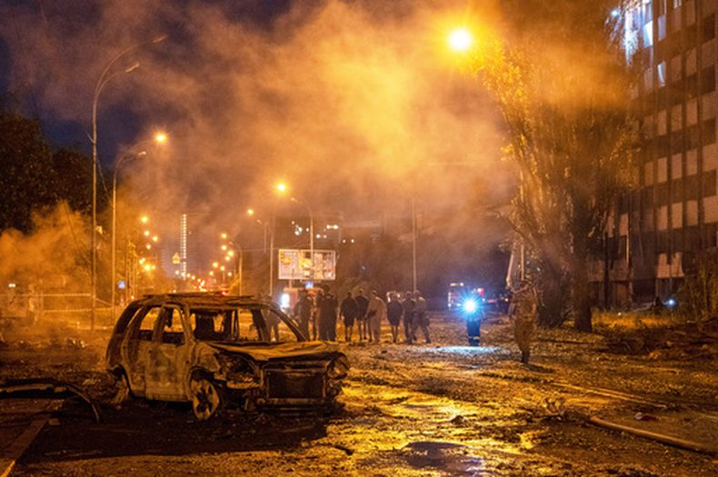 Un auto quemado se ve tras un ataque de misiles rusos en Kiev, Ucrania, el sábado 1 de agosto de 2026. (AP Foto/Dan Bashakov)