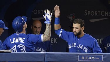 americateve | El dominicano Jos&eacute; Bautista (derecha) de los Azulejos de Toronto felicita a Brett Lawrie luego que &eacute;ste bateara un jonr&oacute;n ante los Medias Rojas de Boston el domingo 27 de abril de 2014. (AP Foto/The Canadian Press, Frank Gunn)