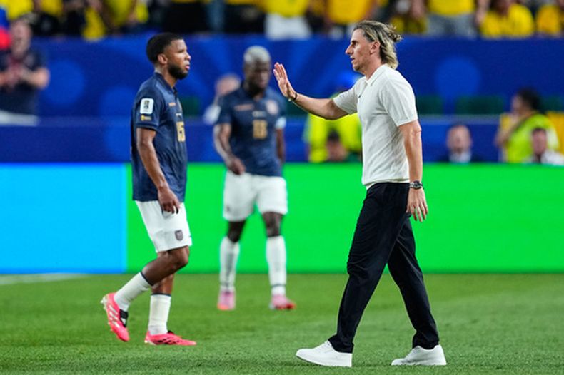 El técnico de Ecuador, Sebastián Beccacece, ordena a sus dirigidos durante el partido ante Costa de Marfil por el Grupo E del Mundial en Filadelfia domingo 14 de junio, 2026. (AP Foto/Petr David Josek)