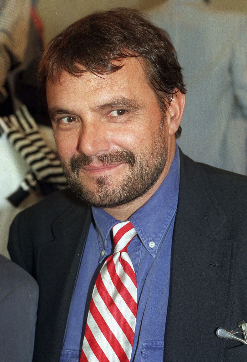 ARCHIVO - El director creativo y fotógrafo de Benetton, Oliviero Toscani, sonríe en esta fotografía de archivo de 1993 tomada en Milán, Italia. (Foto AP/Luca Bruno, archivo)