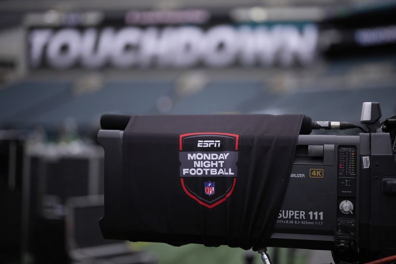 ARCHIVO - Se ve un logo de ESPN Monday Night Football en una cámara de televisión antes de un partido de fútbol americano de la NFL entre los Eagles de Filadelfia y los Falcons de Atlanta, el lunes 16 de septiembre de 2024, en Filadelfia. (AP Photo/Matt Slocum, Archivo)