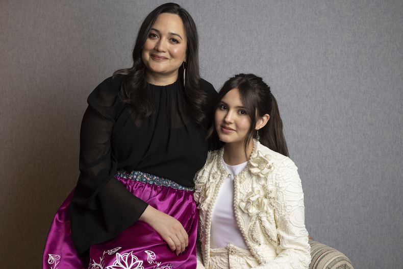 Lily Gladstone, izquierda, e Isabel Deroy-Olson posan para un retrato para promover la película Fancy Dance el domingo 16 de junio de 2024, en Nueva York. (Foto Matt Licari/Invision/AP)