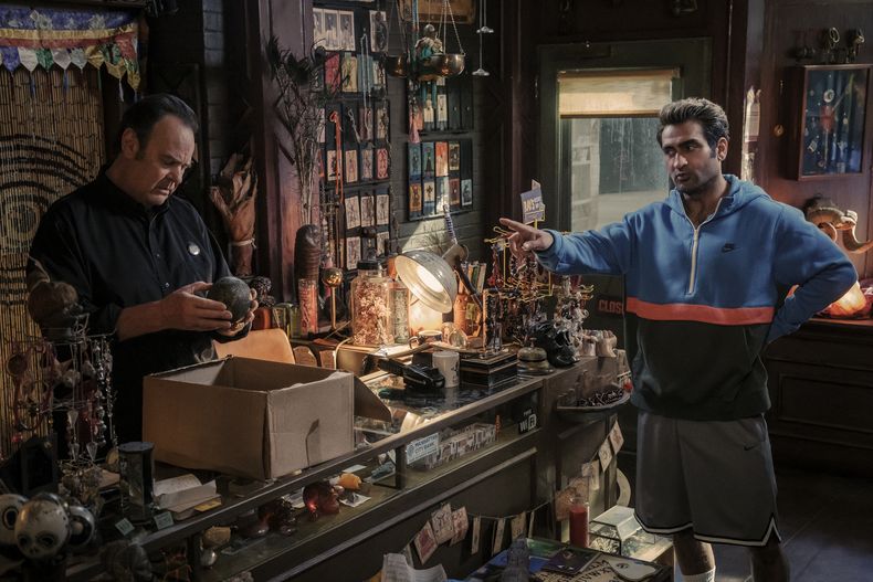 En esta imagen proporcionada por Columbia Pictures, Dan Aykroyd, izquierda, y Kumail Nanjiani en una escena de Ghostbusters: Frozen Empire. (Columbia Pictures/Sony via AP)