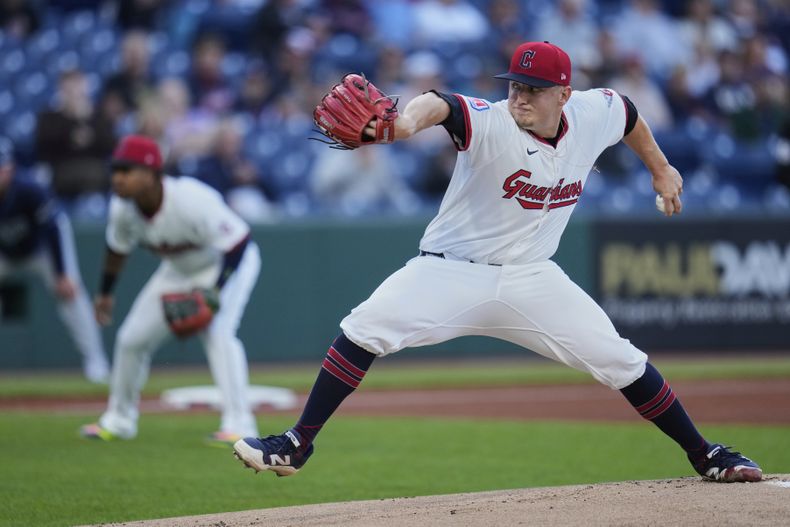 Parker Messick, de los Guardianes de Cleveland, hace un lanzamiento en el primer episodio del juego ante los Rays de Tampa Bay, el martes 26 de agosto de 2025 (AP Foto/Sue Ogrocki)