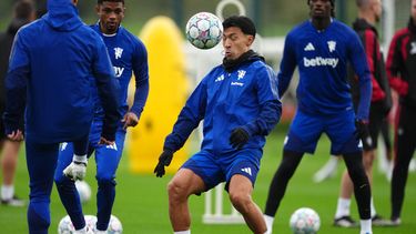Lisandro Martínez, del Manchester United, asiste a una sesión de entrenamiento en el centro de entrenamiento de Carrington, en Manchester, Inglaterra, el lunes 12 de octubre de 2026. (Martin Rickett/PA via AP)