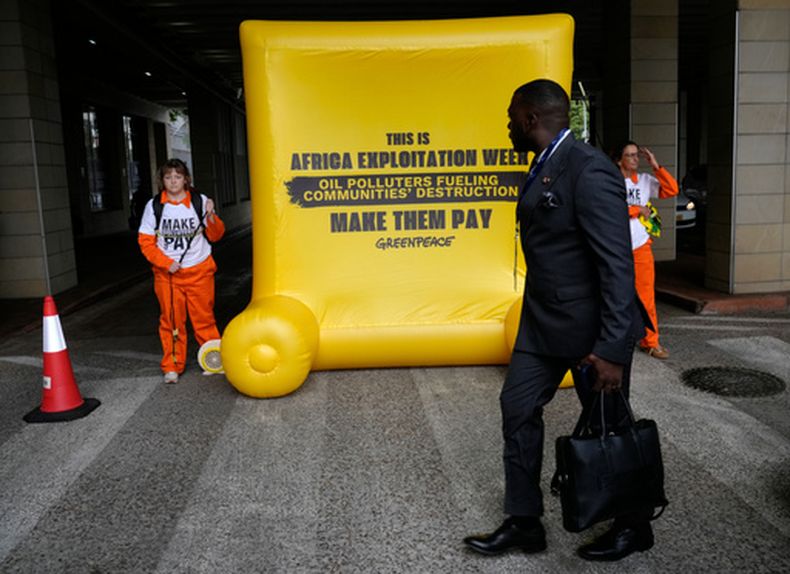 Activistas de Greenpeace Africa protestan afuera de una conferencia sobre energía en Ciudad del Cabo, Sudáfrica, el 13 de octubre del 2026. (AP foto/Nardus Engelbrecht)