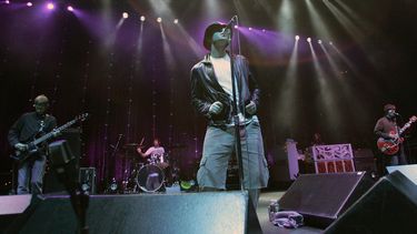 ARCHIVO - La banda de rock británica Oasis actúa en el Tweeter Center de Mansfield, Massachusetts, el viernes 24 de junio de 2005. (Foto AP/Robert E. Klein, archivo)