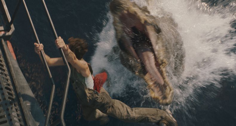 Esta imagen publicada por Universal Pictures y Amblin Entertainment muestra a Philippine Velge en una escena de Jurassic World: Rebirth. (Jasin Boland/Universal Pictures and Amblin Entertainment via AP)
