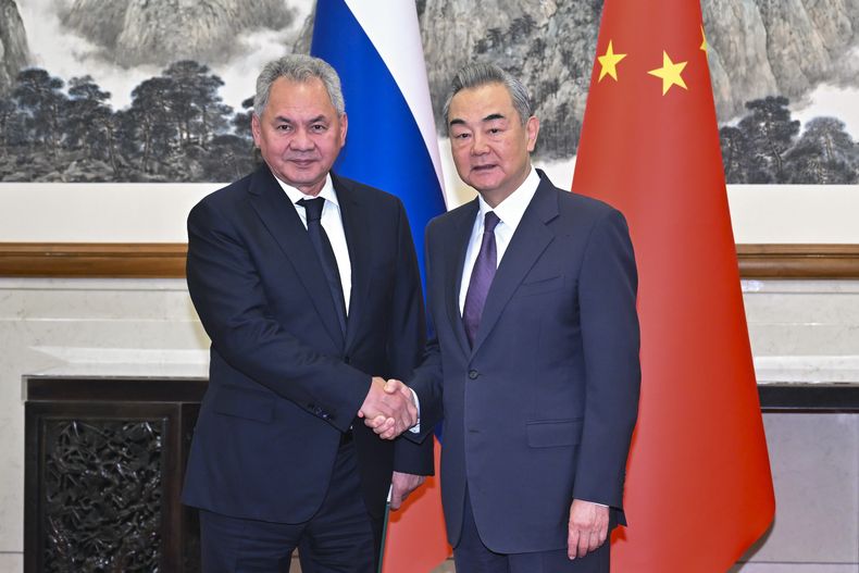 En esta imagen publicada por la agencia china de noticias Xinhua, el ministro chino de Exteriores, Wang Yi, a la derecha, se reúne con el secretario del Consejo de Seguridad Ruso, Sergei Shoigu, en la 19na ronda de consultas estratégicas de seguridad de China y Rusia en Beijing, el martes 12 de noviembre de 2024. (Yue Yuewei/Xinhua via AP)