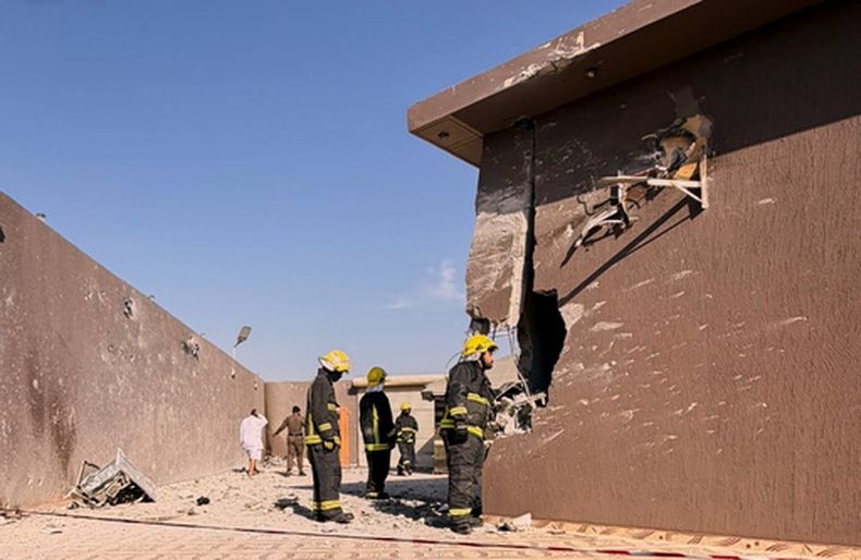 En la imagen, proporcionada por la Agencia de Prensa Saudí, varios bomberos inspeccionan los daños a un edificio causados por la caída de los restos de un dron que, según las autoridades saudíes, fue lanzado por los hutíes de Yemen e interceptado sobre la provincia de Taif, en el oeste de Arabia Saudí, el jueves 17 de septiembre de 2026. (Agencia de Prensa Saudí vía AP)