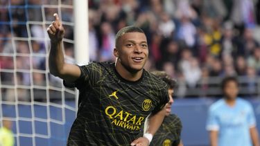 Kylian Mbappe celebra tras marcar el primer gol del Paris Saint Germain en la victoria 3-1 ante Troyes en la liga francesa, el domingo 7 de mayo de 2023. (AP Foto/Lewis Joly)
