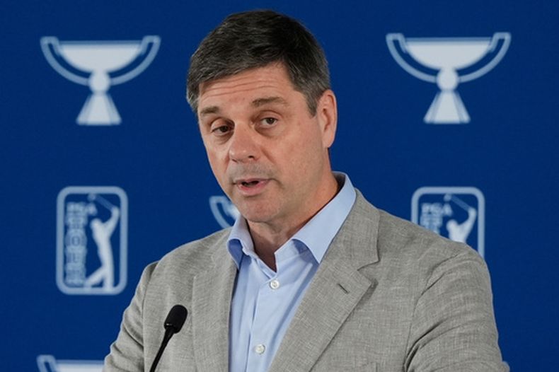 ARCHIVO / Brian Rolapp, director general de la Gira de la PGA, habla en una conferencia de prensa en Atlanta, el miércoles 20 de agosto de 2025 (AP Foto/Mike Stewart, archivo)