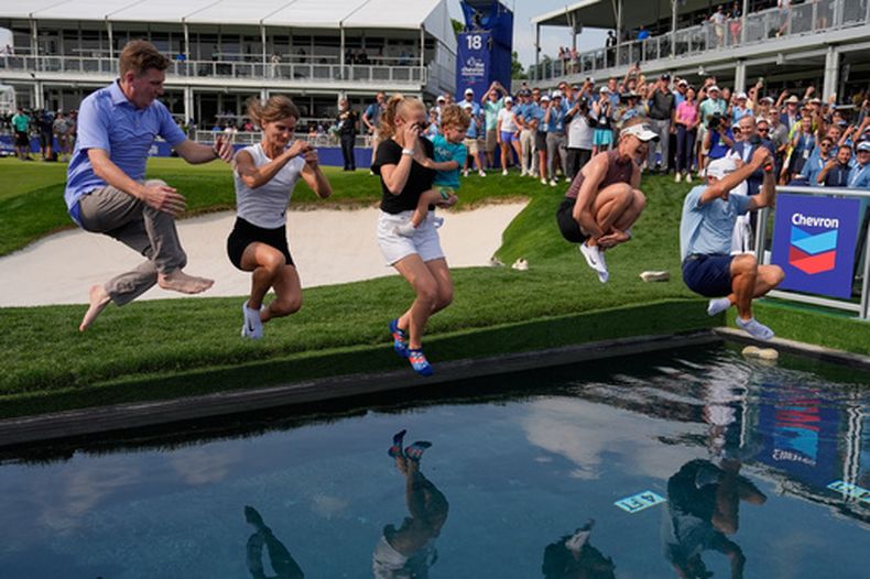 Nelly Korda celebra saltando al agua tras ganar el torneo de golf de la LPGA, el Chevron Championship, el domingo 26 de abril de 2026, en Houston. (AP Foto/Ashley Landis)