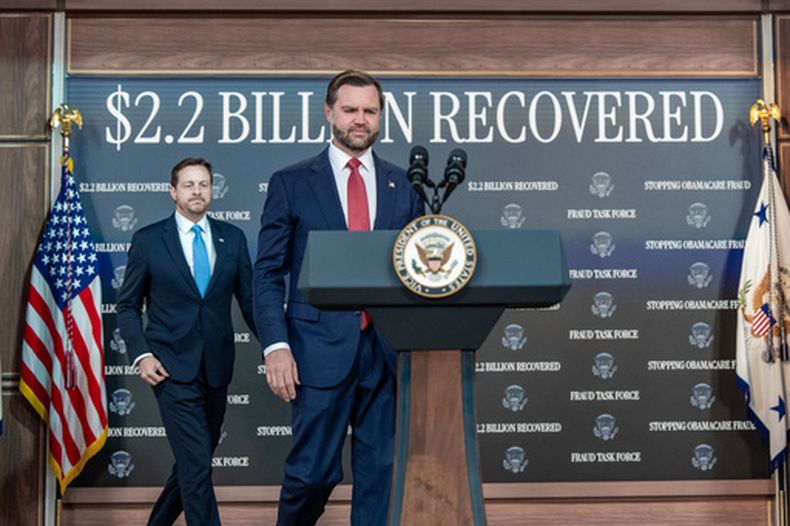 El vicepresidente estadounidense JD Vance llega para una rueda de prensa, seguido por el presidente de la Comisión Federal de Comercio (FTC), Andrew Ferguson, en el South Court Auditorium del Edificio Ejecutivo Eisenhower en los terrenos de la Casa Blanca, el martes 22 de septiembre de 2026 en Washington. (Foto AP/Alex Brandon)
