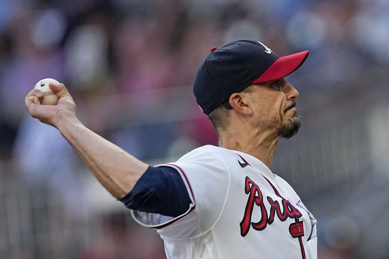 Charlie Morton, pitcher de los Bravos de Atlanta, lanza en el juego del miércoles 16 de agosto de 2023, ante los Yanquis de Nueva York (AP Foto/John Bazemore)