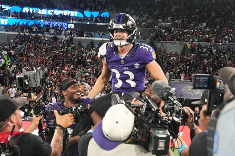 El pateador de los Ravens de Baltimore, Tyler Loop (33), celebra tras ganar un partido de fútbol americano de la NFL contra los Cowboys de Dallas, en Río de Janeiro, el domingo 27 de septiembre de 2026. (Foto AP/Fernando Llano) Baltimore Ravens place kicker Tyler Loop (33) celebrates after winning an NFL football game against the Dallas Cowboys in Rio de Janeiro, Sunday, Sept. 27, 2026. (AP Photo/Fernando Llano)