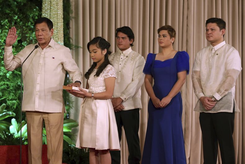 ARCHIVO - En esta imagen proporcionada por la Oficina de Noticias e Información del palacio de Malacanang, el presidente de Filipinas, Rodrigo Duterte, a la izquierda, jura su cargo ante el juez de asociado de la Corte Suprema Bienvenido Reyes durante una ceremonia de investidura en Malacanang, el 30 de junio de 2016 en Manila, Filipinas. Sostiene la Biblia Veronica, hija de Duterte, junto a sus hermanos Paolo Duterte, Sarah Duterte y Sebastian Duterte. (Oficina de Noticias e Información del palacio de Malacanang via AP, archivo)